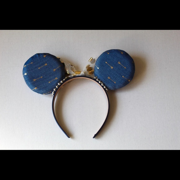 Minnie Mouse eats - Picture 3 of 10